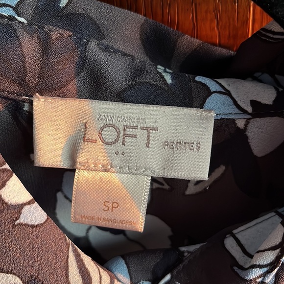 🔥LAST CHANCE 2/$15🔥 LOFT Grey and blue flowered blouse - Picture 4 of 6